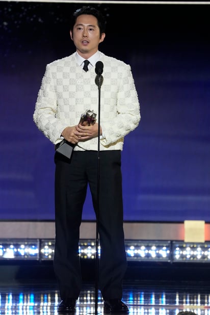 Steven Yeun recibe el premio de mejor actor en una miniserie por el éxito de Netflix, Beef. 