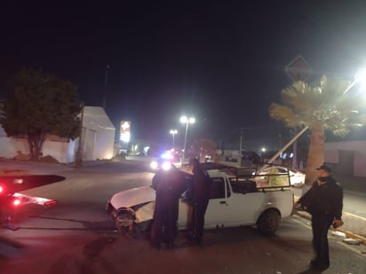 La camioneta se impactó contra una palma y un poste de una luminaria tras subirse al camellón.