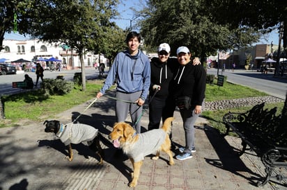 Jorge Mercado, Gabriela García y Alicia Sánchez realizaron una caminata con sus mascotas (EL SIGLO DE TORREÓN / ENRIQUE CASTRUITA)