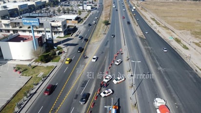 Inicio de la desviación de circulación en los carriles centrales del periférico por las obras del Giro Independencia de Torreón. (FOTOGRAFÍA: EMMANUEL AZUARA)