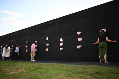 Personas interactúan con la nueva obra de arte de Marina Abramovic ''Generator'' durante su ceremonia de inauguración en el parque de artes Usina de Arte hoy, en la ciudad de Santa Terezinha, estado de Pernambuco (Brasil). (FOTO: EFE/Andre Borges)