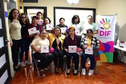 El DIF Torreón y la fundación Claudia Murra entregaron prótesis para sobrevivientes de cáncer de mama, con el objetivo de mejorar su calidad de vida. (EL SIGLO DE TORREÓN)
