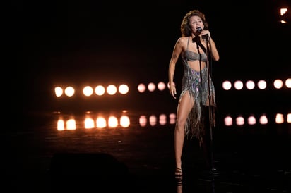Orgullosa. Miley Cyrus cantando en los Grammy, contagió su felicidad interpretando el galardonado tema Flowers.