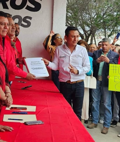 Acompañado de su familia y cientos de militantes, el alcalde de Matamoros, Miguel Ángel Ramírez López, solicitó su prerregistro para buscar la reelección al cargo.