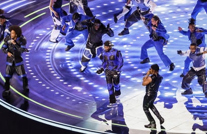 Show completo. Usher estuvo acompañado también de muchos bailarines y músicos.