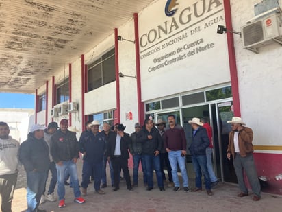 Ejidatarios de El Porvenir en las instalaciones de Conagua en Torreón. (EL SIGLO DE TORREÓN)