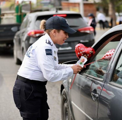 Policías de Saltillo entregan flores por San Valentín. 