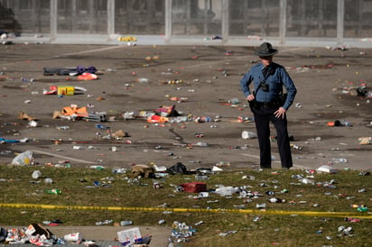 Las secuelas del tiroteo y el desfile, muestran basura y otros objetos del festejo. (AP)