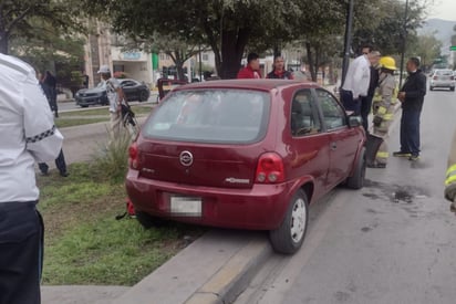 Cuerpos de rescate acuden tras el impacto del auto de la marca Chevrolet contra el poste. (EL SIGLO DE TORREÓN)