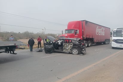 Otra vista del Honda impactado y del camión de transporte de refrescos involucrado en el accidente. (EL SIGLO DE TORREÓN)