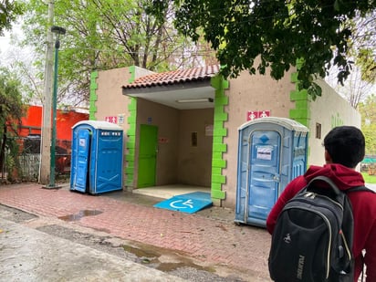 Pocos visitantes al bosque Venustiano Carranza se animan a usar los baños portátiles que colocaron para suplir a los clausurados desde hace más de una semana. (MARÍA ELENA HOLGUÍN / EL SIGLO DE TORREÓN)