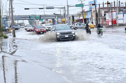Sin afectaciones graves y con encharcamientos han transcurrido las lluvias intermitentes en Torreón. (FERNANDO COMPEÁN / EL SIGLO DE TORREÓN)