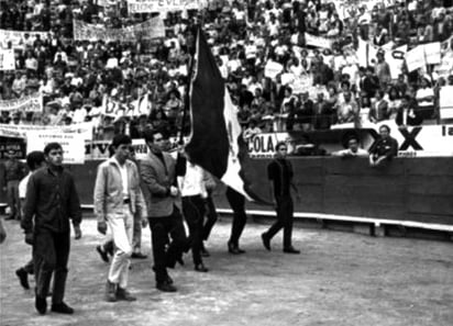 Militantes del Yunque en la Plaza de Toros México en 1968.