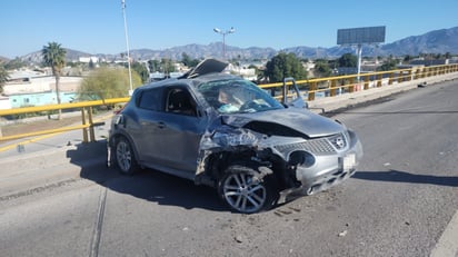 El Nissan Juke color gris responsable del accidente. (EL SIGLO DE TORREÓN)