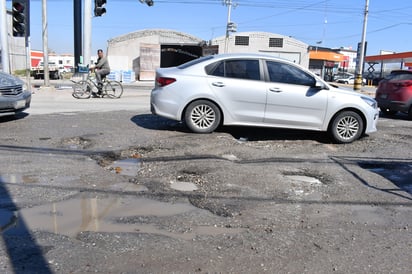 El acumulamiento de lluvia acentuó el deterioro del pavimento en determinados sectores. (FERNANDO COMPEÁN / EL SIGLO DE TORREÓN)