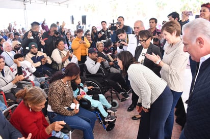 Ayer, las personas beneficiarias de La Laguna recibieron sillas de ruedas y apoyos funcionales. (EL SIGLO DE TORREÓN)