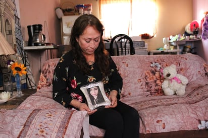 Imelda Martínez se quedó a cargo de sus dos nietas, Camila y Frida, tras el feminicidio de su hija Dalia Jazmín Orozco Martínez. (EL SIGLO DE TORREÓN / DANIELA CERVANTES)