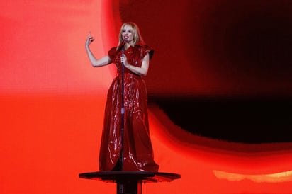 Kylie Minogue canta en los Brit Awards 2024. (FOTO: EFE/EPA/TOLGA AKMEN)