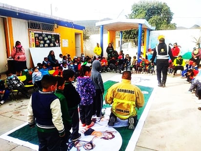 Protección Civil y Bomberos visitó el Jardín de Niños 'Benito Juárez' en Ciudad Juárez.
