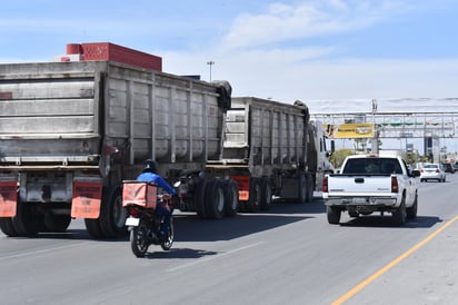 Para reducir la carga vehicular en el Raúl López Sánchez, el Municipio de Torreón informó que los camiones de carga de doble remolque ya no podrán circular por esta vía.