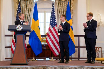 El primer ministro sueco, Ulf Kristersson, hizo entrega del instrumento de acceso al secretario de Estado de Estados Unidos, Antony Blinken, en la capital estadounidense, con lo que se certifica su histórica entrada en la alianza. (AP)