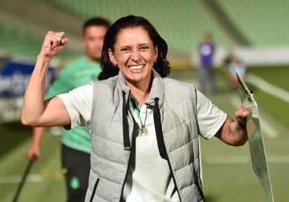 La entrenadora Karla Maya festeja de manera eufórica la victoria de las Guerreras en el campo del estadio Corona. (Fotos: Ramón Sotmayor)