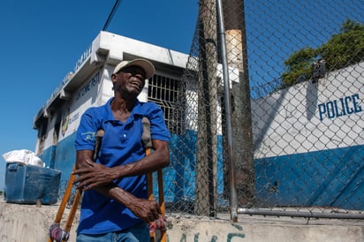 Este martes, el primer ministro de Haití confirmó que renunciará a su cargo, cediendo a la presión internacional para salvar a su país. Su renuncia era uno de los reclamos de las pandillas, que controlan 80% de la capital.