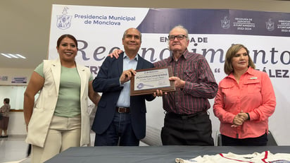 El beisbolista Servando González, la 'Yegua' Ramos fue homenajeado por la Presidencia Municipal De Monclova. (SERGIO A. RODRÍGUEZ)