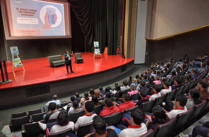 La conferencia se llevó a cabo en el teatro Hermila Galindo de Ciudad Lerdo.