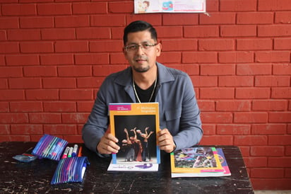 Noel Martínez, profesor de artes en dos secundarias de Coahuila. (DANIELA CERVANTES)