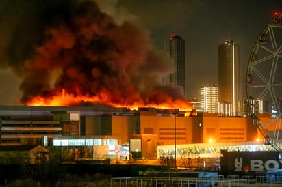 Incendio del centro comercial Crocus City causado por los tiradores. (AP)