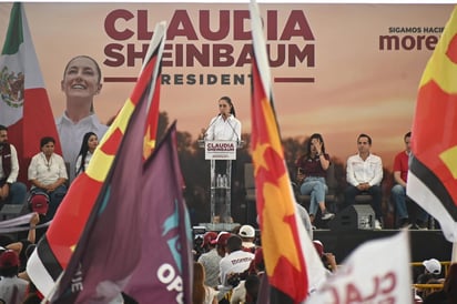 La candidata presidencial de la coalición Sigamos Haciendo Historia, Claudia Sheinbaum, en un mitin político celebrado este domingo en Torreón, (VERÓNICA RIVERA)
