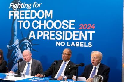 Miembros de la dirigencia de No Labels e invitados, de izquierda a derecha: Dan Webb, el copresidente nacional Dr. Benjamin F. Chavis, y el presidente fundador y exsenador Joe Lieberman, hablan sobre las elecciones de 2024 en el National Press Club, en Washington, el 18 de enero de 2024.