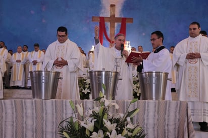 Ayer se llevó a cabo la Misa Crismal en Torreón, en donde se consagró el Santo Crisma y se bendijeron los óleos, además los sacerdotes renovaron sus promesas de ordenación.