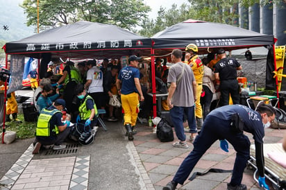Rescatistas atienden a lesionados tras sismo en Taiwán. (EFE)