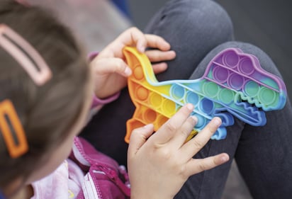 Existen distintos objetos y juguetes conocidos como fidgets, que pueden ayudar tanto a niños como adultos con el
stimming o autoestimulación. Imagen: Freepik