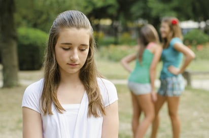 Las niñas autistas suelen buscar más la amistad que los niños, pero si sus intentos se ven frustrados o no saben cómo hacerlo, puede generarles sufrimiento emocional. Imagen: Adobe Stock