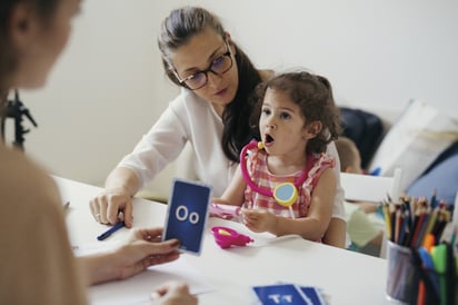 Las terapias de lenguaje y ocupacional son dos formas en que las personas autistas pueden desarrollar autonomía desde la infancia. Imagen: Adobe Stock