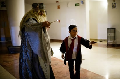En el vestíbulo hubo actores caracterizados de personajes como Albus Dumbledore (EL SIGLO DE TORREÓN/ ENRIQUE CASTRUITA)