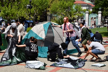 Estudiantes montan campamentos en protesta. (AP)