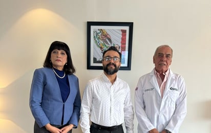 El secretario de Salud, Eliud Aguirre Vázquez, otorgó a Miguel Ángel González Soto, el nombramiento como nuevo director del Hospital Materno Infantil de Saltillo. (ISABEL AMPUDIA)