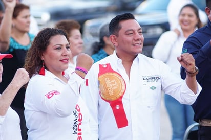 Acompañado por Coquis Espinoza, Mijares recorrió las calles principales de tres municipios.