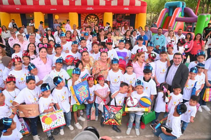 Festejaron a casi un centenar de niños del Internado Francisco Zarco, donde los servidores públicos apadrinaron a los menores.