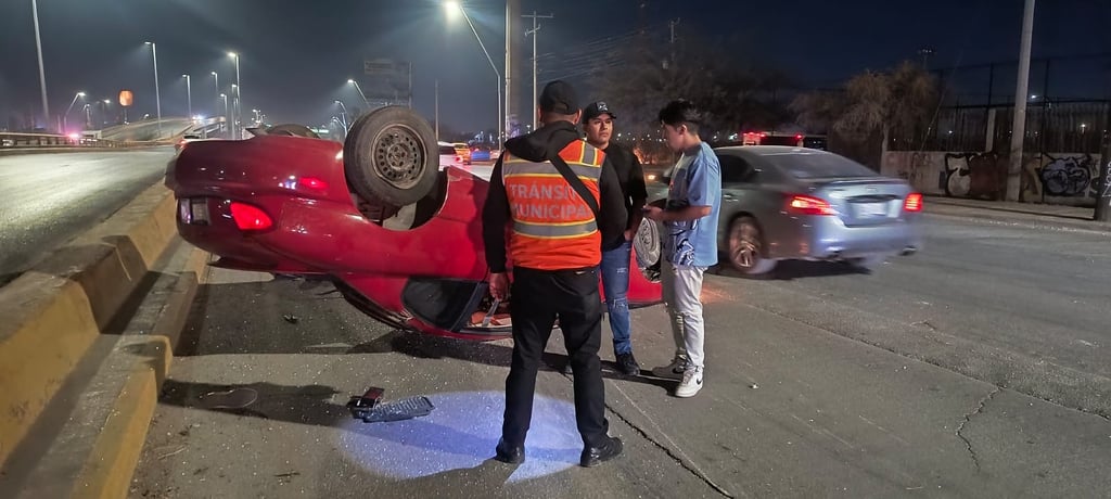 Imagen Auto termina volcado sobre la carretera Torreón - Matamoros