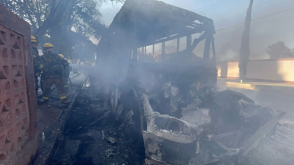 Imagen Se registra incendio en unidad de transporte público tras probable falla mecánica