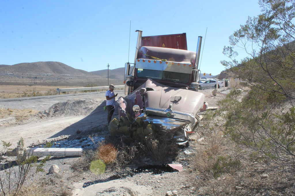 Imagen Provoca camioneta choque y volcadura de un tráiler en Saltillo