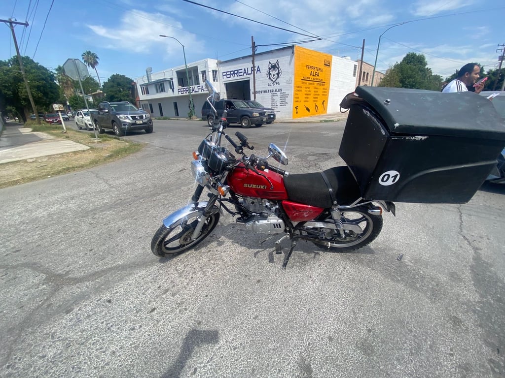 Imagen Motociclista se impacta contra auto particular en el centro de Gómez Palacio