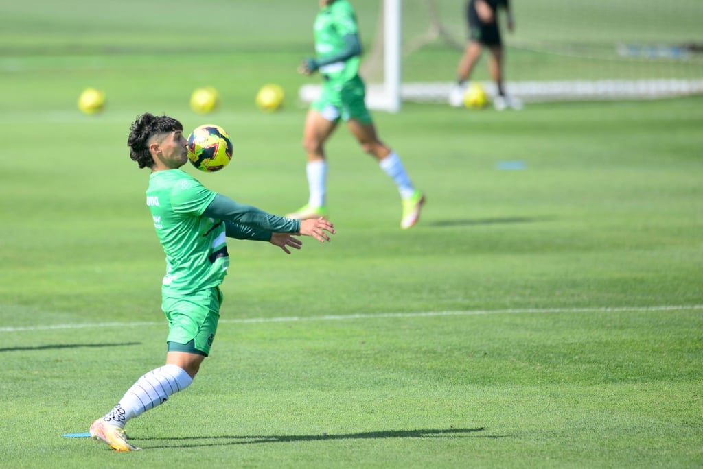 A pesar del intenso calor en la región, los jugadores de Santos Laguna se entrenan con entrega y dedicación rumbo a la próxima campaña.