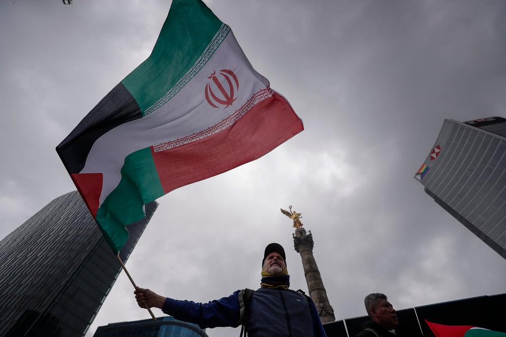 Una persona sostiene una bandera durante una manifestación a favor de Palestina e Irán este domingo, en Ciudad de México. Tras los bombardeos de EE.UU. a tres instalaciones nucleares iraníes y la posible escalada de violencia en Oriente Medio, el Gobierno de México informó este domingo que se ha facilitado la evacuación a 175 connacionales de manera efectiva y “segura” / EFE