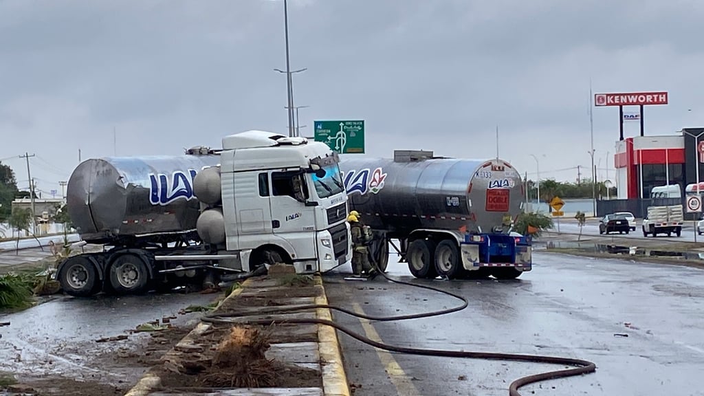Imagen Operador de tráiler doble remolque se sube al camellón central del Periférico